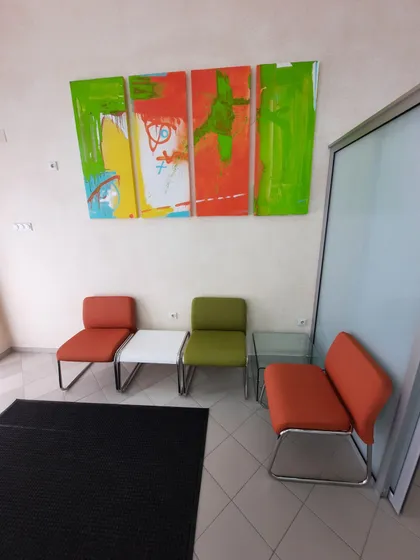 Čekaonica sa šarenim stolicama i slikom na zidu