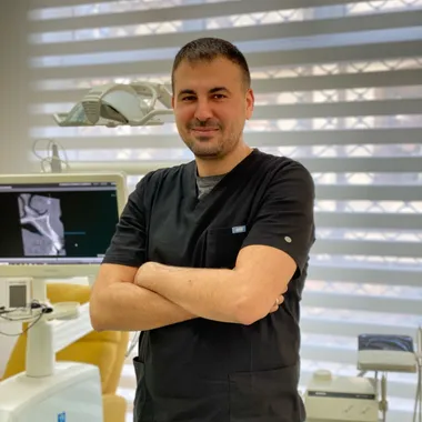 Dr Nikola Mirčić sa prekrštenim rukama u ordinaciji