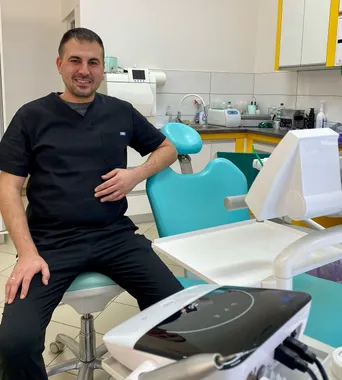 Dr Nikola Mirčić sedi pored stomatološke stolice