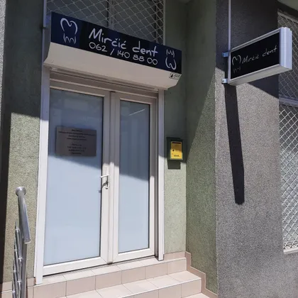 Ulaz u ordinaciju sa natpisom Mirčić dent i stepenicima